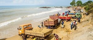En Sierra Leone, sur la côte ouest de l'Afrique, l'extraction intensive du sable détruit le littoral.