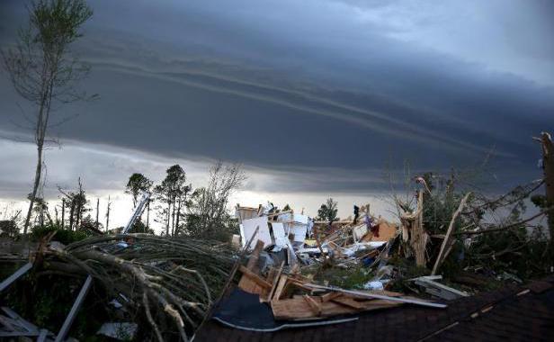 La ville de Tupelo après le passage d'une tornade le 29 avril 2014 aux États-Unis 