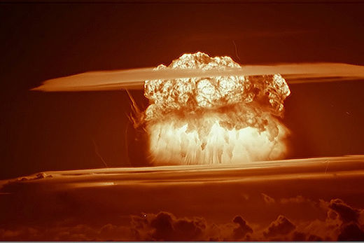 Explosion de la bombe H américaine « Castle Bravo » (Atoll Bikini, Iles Marshall, 01/03/54)