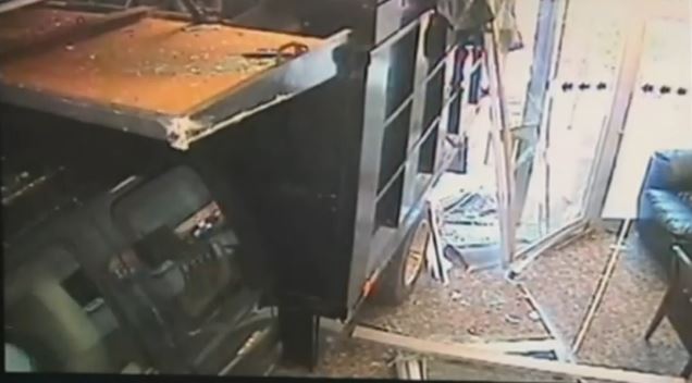 Au volant d'un pick-up volé, un homme prétendant être dieu démolit la façade d'une station de TV