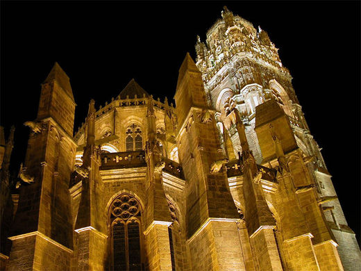 La cathédrale de Rodez de nuit