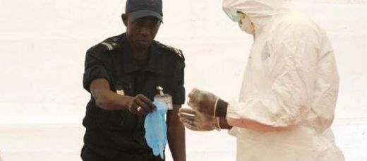Un médecin sénégalais explique comment se protéger contre le virus Ebola le 8 avril 2014 à l'aéroport de Dakar
