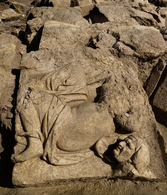 Sculpture de Vénus accroupie avec une tête de vieille femme.