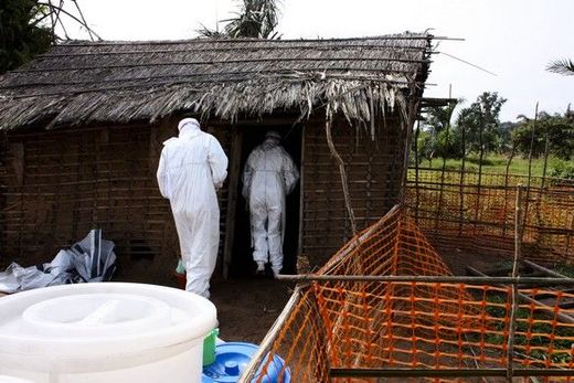 De nombreuses personnes entrées en contact avec le virus Ebola vivent dans des zones difficilement accessibles. 